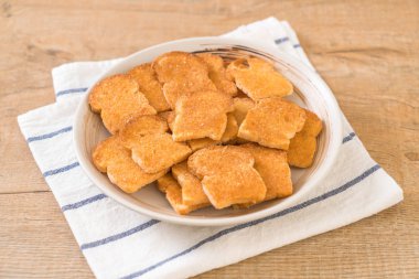 tost sarımsak ekmek plaka üzerinde