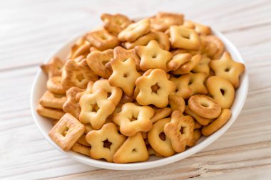 Kahveli bisküvi krakeri.