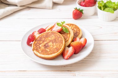 taze çilek ile sufle gözleme