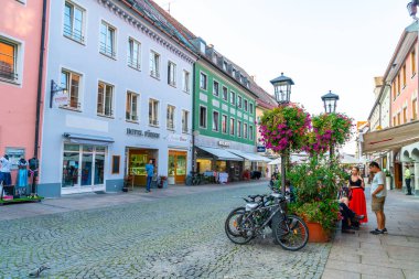 Fussen, Almanya - 28 Ağustos 2018: Street Cafe Fussen eski şehir şehir merkezinde. Fussen Bavaria, Almanya için küçük bir kasabadır.