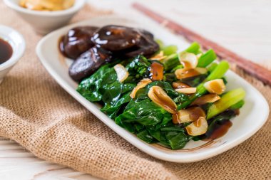 Sarımsaklı istiridye soslu kızarmış Hong Kong Kale heyecan