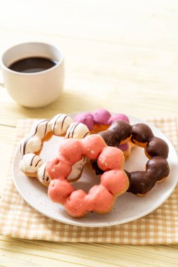 ahşap arka plan üzerinde siyah kahve ile çörek