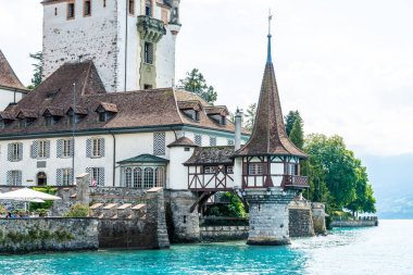 Thun Gölü arka planda İsviçre ile Oberhofen kalesinde güzel mimari