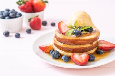 Yabanmersinli gözleme, çilek, bal ve vanilyalı dondurma.