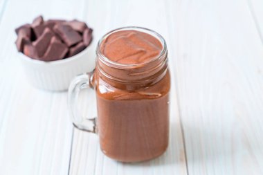 çikolata smoothies milkshake ahşap arka plan üzerinde