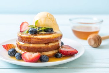 Yabanmersinli gözleme, çilek, bal ve vanilyalı dondurma.