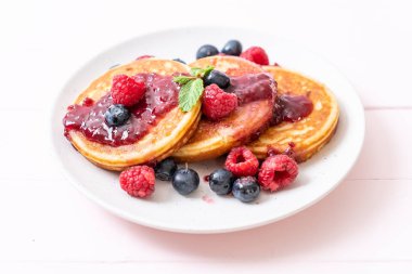 Taze ahududu ve yabanmersinli gözleme.