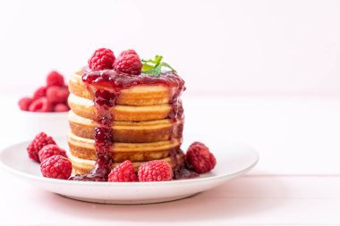 Taze ahududu ve frambuaz sos ile gözleme