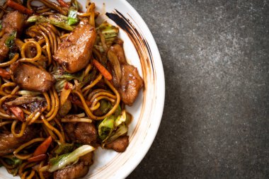 tavada kızartılmış yakisoba noodle pork - Asya gıda tarzı ile