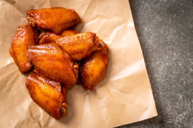 Barbekü tavuk kanadı sosu ile