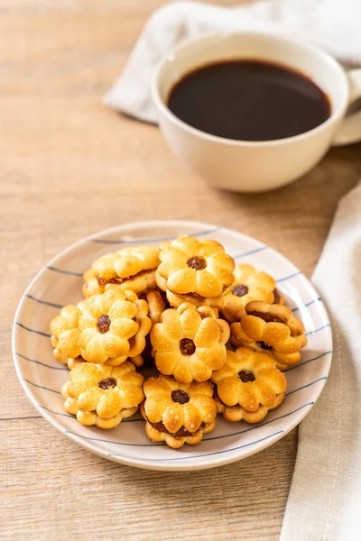 Hindistan cevizli bisküvi ve ananas reçeli.