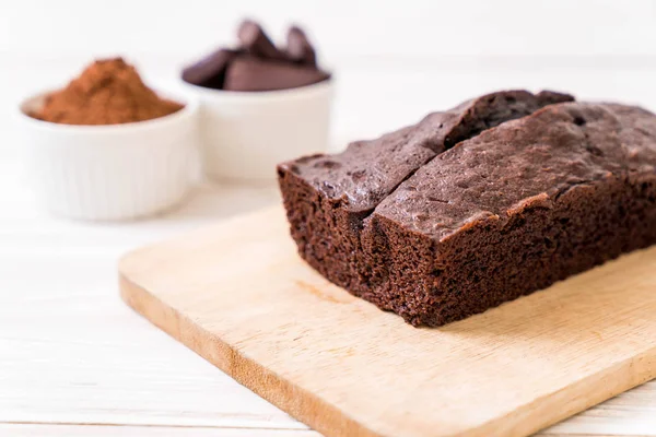 ahşap zemin üzerine çikolatalı browni kek