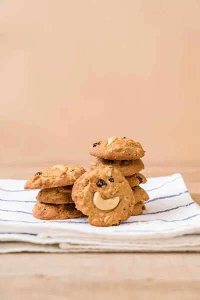 cookies with raisin and roasted cashew nuts