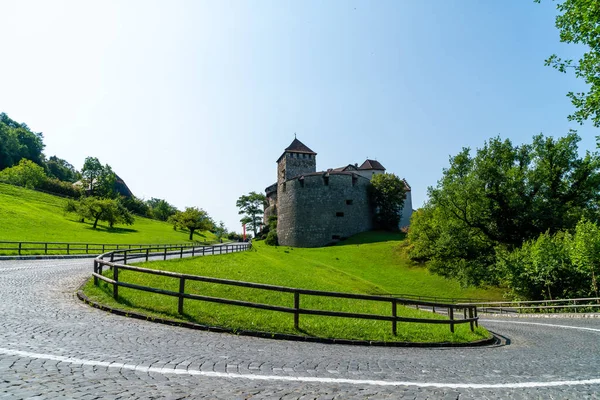 Piękna Architektura Zamku Vaduz Oficjalną Rezydencją Księcia Liechtensteinu Błękitnego Nieba — Zdjęcie stockowe