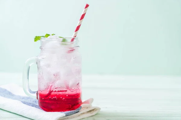 Iced Aardbei Soda Houten Tafel — Stockfoto