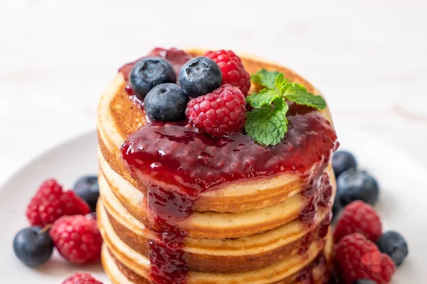 Souffle Pancake Fresh Raspberries Blueberries — Stock Photo, Image