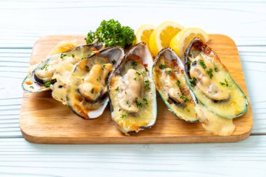 Peynirli taze midye.