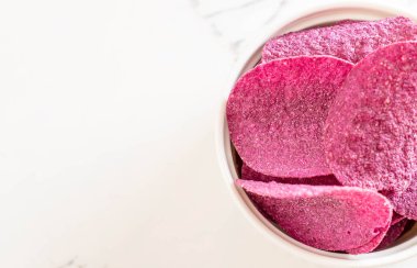 tatlı patates cipsi masada