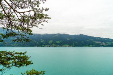 Thun Gölü ile İsviçre bulutlu