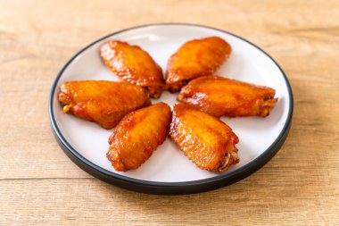 Barbekü tavuk kanadı sosu ile