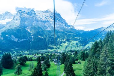 Teleferik görünümünden İsviçre köyde Grindelwald