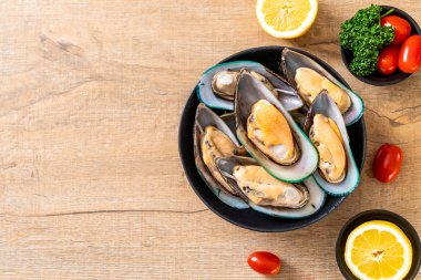 üzerinde siyah kase taze midye