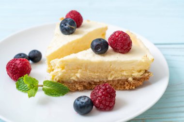 Ev yapımı cheesecake taze ahududu ve yaban mersini ile