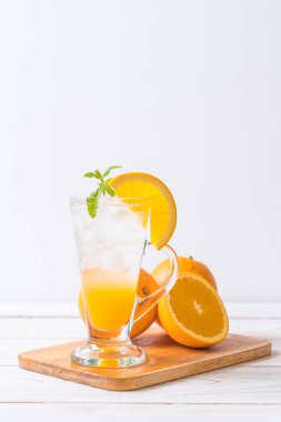 yanında da soda ahşap masa portakal suyu