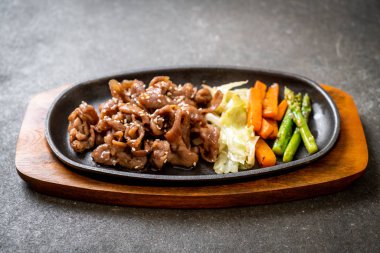 sıcak plaka - Asya tarzı domuz biftek dilimlenmiş