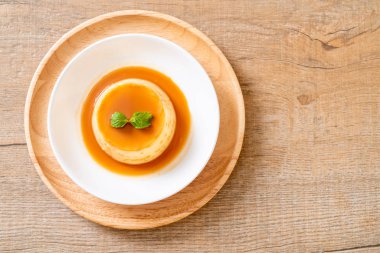 Naneli ev yapımı karamel kremalı puding.