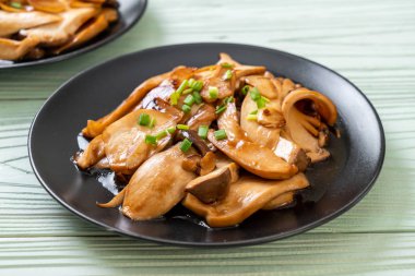 İstiridye soslu kızarmış kral istiridye mantarı. Sağlıklı, vejetaryen ya da vejetaryen yemek tarzı.