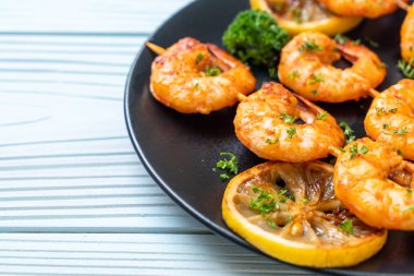 Limon - deniz ürünleri tarzı ile ızgara kaplan karides şiş