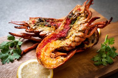 Limonlu ızgara ıstakoz biftek.