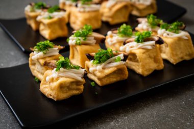 Shitake Mantarlı ızgara Tofu ve Altın İğne Mantarı - sağlıklı, vejetaryen veya vejetaryen yemek tarzı