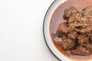 Beyaz arka plan üzerinde izole ot ile domuz eti güveç