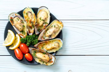 Peynirli taze midye.