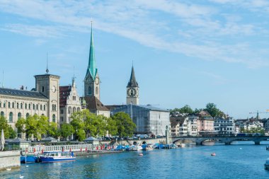 Zürih şehir merkezinde ünlü Fraumunster ve Grossmunster Kiliseleri ve Zürih Gölü Limmat nehri