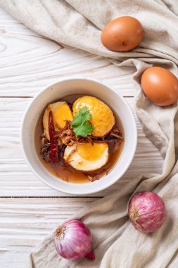 Tamarind soslu haşlanmış yumurta veya tatlı ve ekşi yumurta.