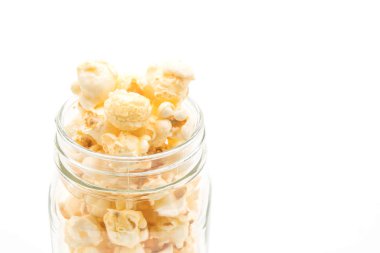 Beyaz arka plan üzerinde izole tatlı patlamış mısır