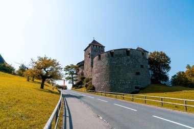 Güzel mimari Kalesi'nde Vaduz, Liechtenstein Prens mavi gökyüzü ile resmi konutu