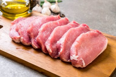 taze domuz ham filetosu ahşap tahta üzerinde