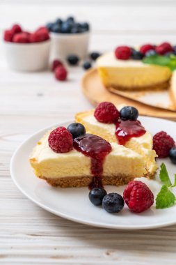 Ev yapımı cheesecake taze ahududu ve yaban mersini ile