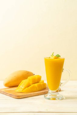 taze mango smoothies - sağlıklı yiyecek ve içecek konsepti