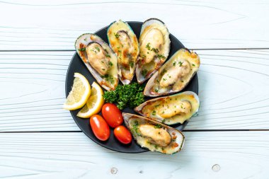 Peynirli taze midye.