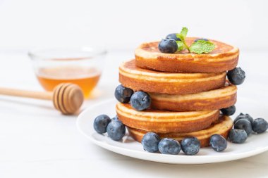 Taze yaban mersinli gözleme.