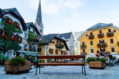 Hallstatt, Avusturya - 29 Ağustos 2018: kasaba meydanında Hallstatt, Avusturya. Hallstatt Avusturya Alplerinde Hallstatter gölde bulunan ve Unesco Dünya Mirası bölgeye göre terfi tarihi köydür.