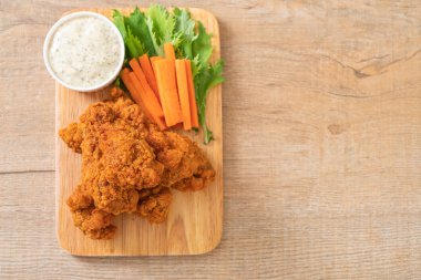 Sebzeli kızarmış tavuk kanadı.