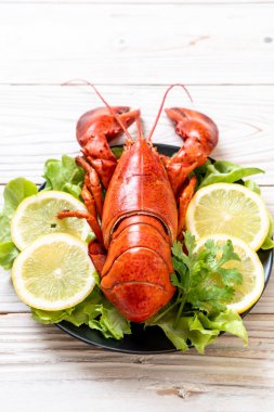 taze Haşlanmış istakoz sebze ve limon ile