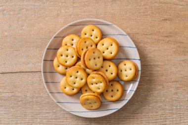 Hindistan cevizli bisküvi ve ananas reçeli.