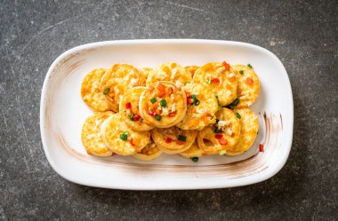 Sahanda yumurta yumuşak tofu sarımsak - sağlıklı, vegan ve sebze gıda tarzı